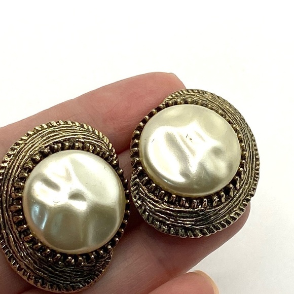 Clip Ons Faux Pearls Statement Antique Gold Tone - Picture 3 of 15